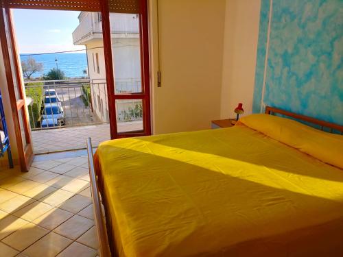 阿谢亚A Levante的一间卧室配有一张床,享有海景