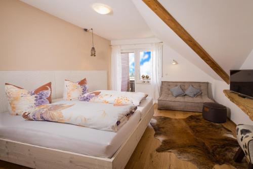 哈格瑙B&B Fischerstüble - adults only的一间卧室,在阁楼上设有床和窗户