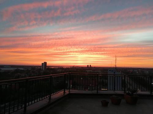 克莱佩达Sunset Terrace Apartment的阳台享有日落美景。