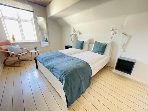 腓特烈港aday - Frederikshavn City Center - Room 5的卧室配有一张大白色的蓝色床单