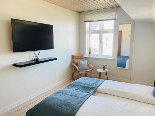 腓特烈港aday - Frederikshavn City Center - Room 5的一间卧室配有一张床和一台平面电视