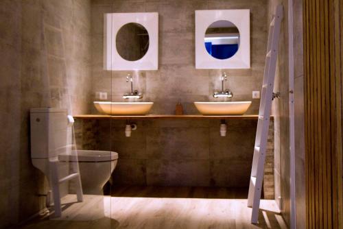埃德Oud-Hollands Huus - Vakantiehuisje Veluwe的一间带两个盥洗盆和卫生间的浴室