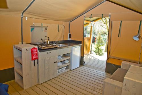 GoebelsmuhleFellow Du Nord的帐篷内的厨房,配有水槽
