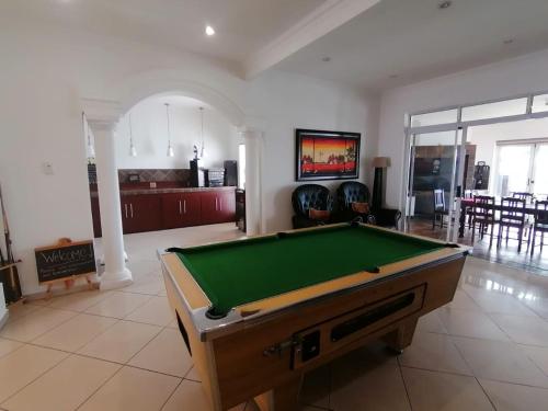 比勒陀利亚Palm View Guest House的客厅配有台球桌