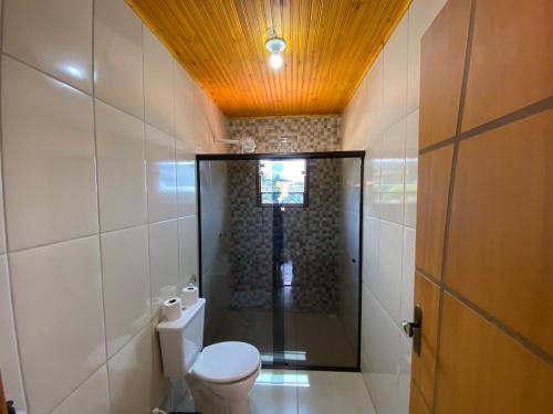 康塞高伊比蒂波卡Casa Girassol的一间带卫生间和淋浴的浴室。