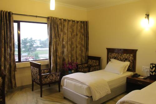 Hotel Taj Darbar客房内的一张或多张床位