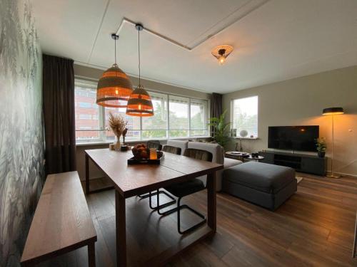 格罗宁根Hakuna Matata - 4p apartment Groningen Center的客厅配有桌子和沙发