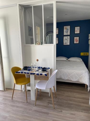 吉伦特河畔梅谢尔Logis des pêcheurs的一间卧室配有桌椅和一张床