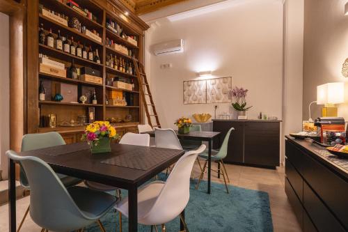 巴里Fourooms - Bari Sparano的一间带桌椅的用餐室