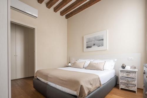 威尼斯Santa Fosca Design Apartment R&R的卧室配有一张带白色墙壁的大床