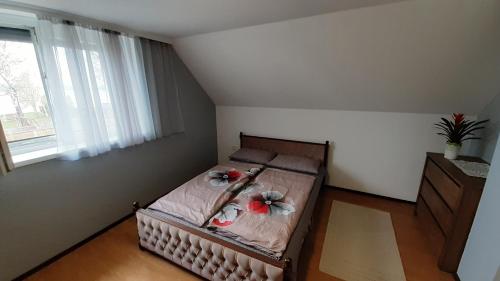 福纽德Vízparti nyaraló的小房间,床上放着鲜花