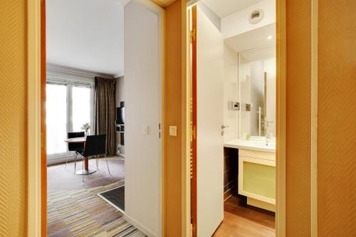 伊西莱穆利诺CMG - Cosy & charmant appartement Paris的一间带水槽和镜子的浴室