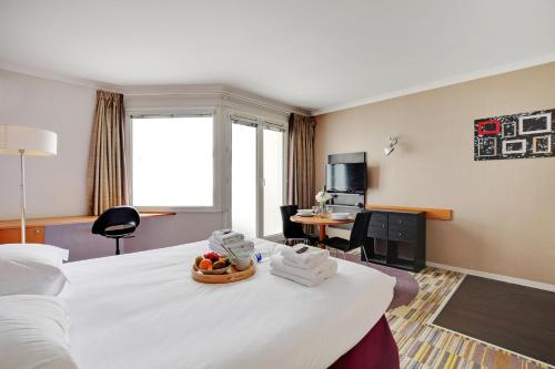伊西莱穆利诺CMG - Cosy & charmant appartement Paris的酒店客房,配有一张床铺,上面放着一碗水果