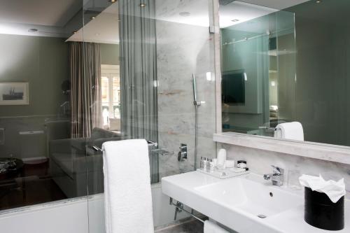 里斯本里斯本酒店 - 世界小型奢华酒店的一间带水槽和镜子的浴室