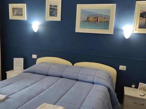那不勒斯Il Viaggio di Dante Historical Center的蓝色卧室,配有蓝色墙壁的床