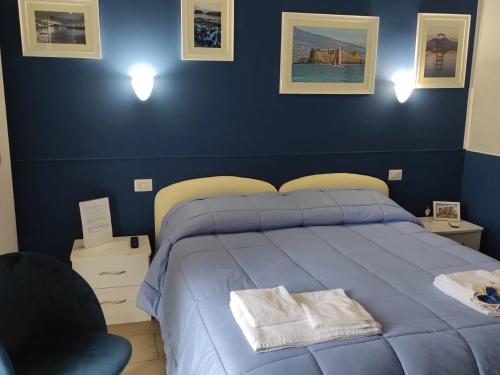 那不勒斯Il Viaggio di Dante Historical Center的蓝色卧室,配有床和椅子