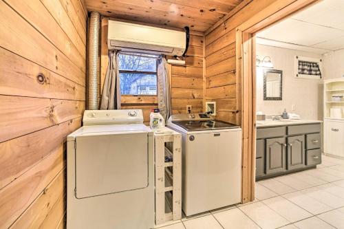 Middle GroveSpacious Cabin with Decks Near Saratoga Springs的相册照片