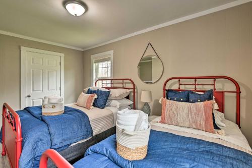 默夫里斯伯勒Cozy Murfreesboro Home with Furnished Patio!的一间卧室配有两张带蓝色床单和镜子的床