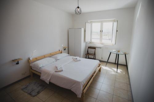 San VittorinoAirport Inn Preturo Affittacamere的一间卧室设有一张床、一个窗口和一张桌子