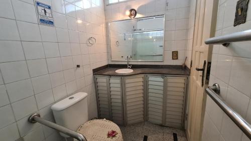 马瑙斯Aldeia Hostel的一间带水槽和镜子的小浴室