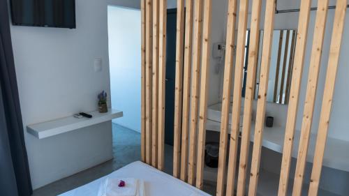 纳乌萨Vista Mare的一间带木墙和白色水槽的浴室