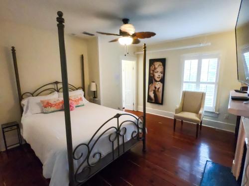 圣奥古斯丁Villa Mulvey # 5的一间卧室配有一张床和吊扇