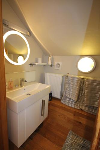 剑桥Cambridge city centre immaculate 2 bed apartment的浴室设有白色水槽和两面镜子