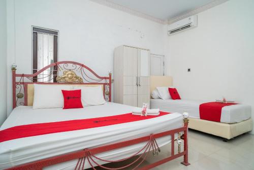 RedDoorz Syariah near Jalan A Yani KM 8 Citraland客房内的一张或多张床位