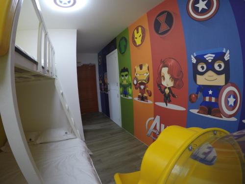 CukaiCoCo Guesthouse Kemaman的儿童间 - 带超级英雄主题墙