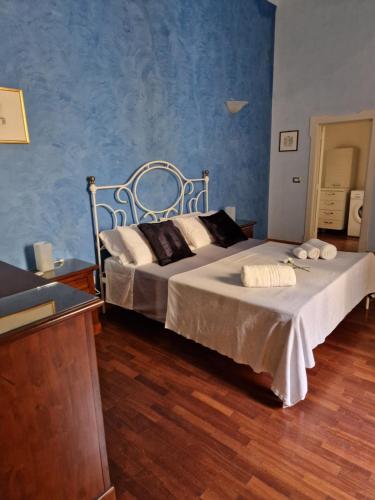 莱切Tamborino Terrace Apartment - Salento Apartments Collection的一间卧室设有两张床和蓝色的墙壁