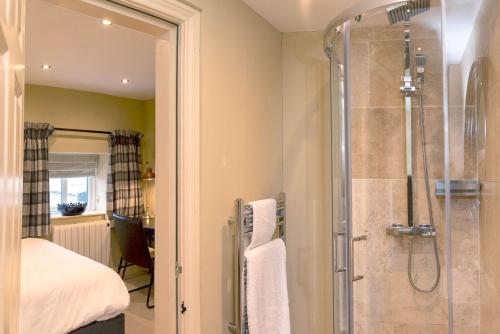 诺斯阿勒顿Black Horse Inn的带淋浴间的浴室和1张床