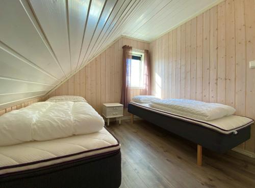 AlstadFishermans View的一间卧室设有两张床和窗户。