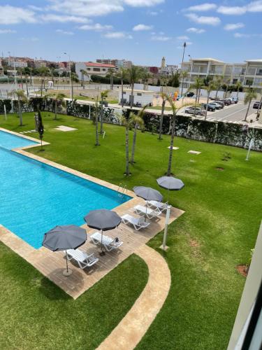 西迪拉哈尔Bel appartement pied sur mer vue imprenable sur piscine et jardins的相册照片