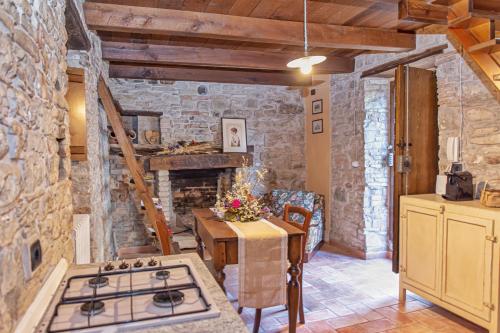Nibbiano穆利诺伦提诺度假屋的厨房配有炉灶和石墙