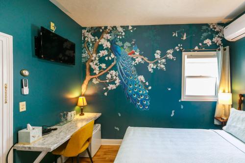 夏洛特顿Prince Street Suites的一间卧室设有一张床和蓝色的墙壁