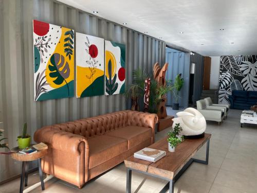 里韦拉Campo Abierto的客厅配有棕色的沙发和墙上的绘画