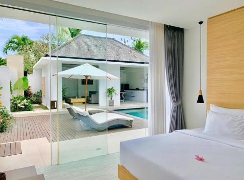 塞米亚克Alami Luxury Villa的一间卧室设有一张床,庭院设有游泳池