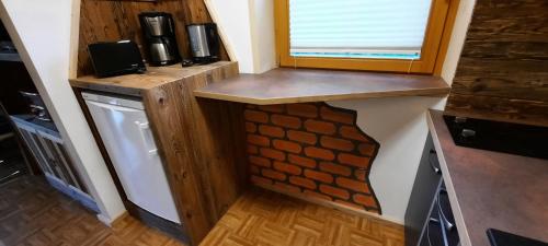 莱奥冈加斯纳公寓的一个小厨房,配有柜台和窗户