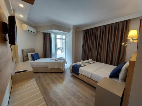 安塔利亚艾芙辛酒店的酒店客房设有两张床和电视。