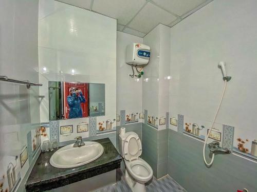 岑山Phương Thuỷ Hotel的一间带卫生间和水槽的浴室