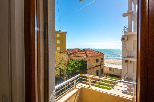 都拉斯Hotel Vila Misiri的从大楼的窗户欣赏海景