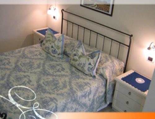 巴多利诺Ladi’s B&B的一间卧室配有一张床和一个床头柜