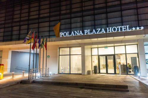 马普托Polana Plaza Hotel的大楼前有旗帜的酒店