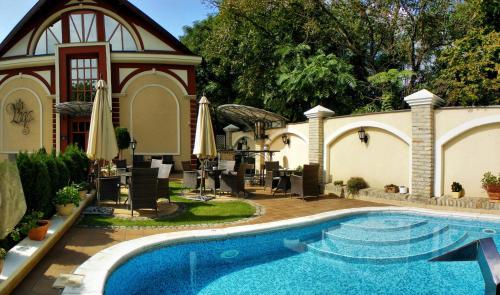 帕利克Hotel Vila Lago的房屋前的游泳池