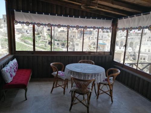 于尔居普patisca cave house in cappadocia的窗户间里的桌椅