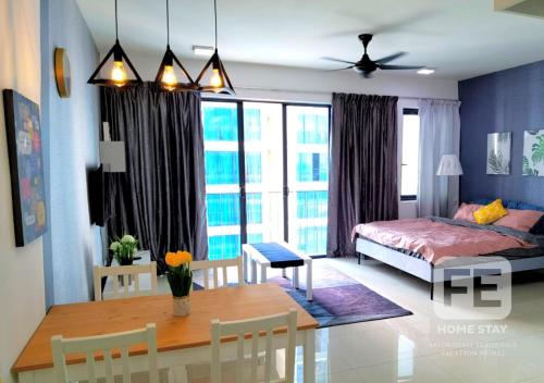 莎阿南Netflix Wifi Trefoil Homestay Setia Alam SACC Homestay FE的一间卧室和一间带桌子和床的用餐室