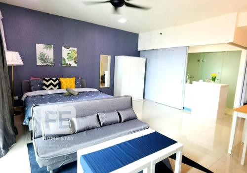 莎阿南Netflix Wifi Trefoil Homestay Setia Alam SACC Homestay FE的一间卧室配有一张床和吊扇