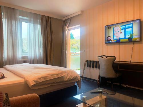 盖布利茨奥地利酒店的酒店客房设有一张床和墙上的电视