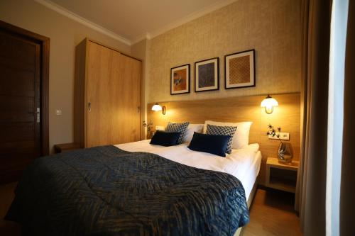 克拉科夫Portal House Apartments的酒店客房 - 带一张大床和两个枕头