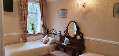 斯托昂泽沃尔德酸橙旅馆的一间卧室设有两张床、镜子和窗户